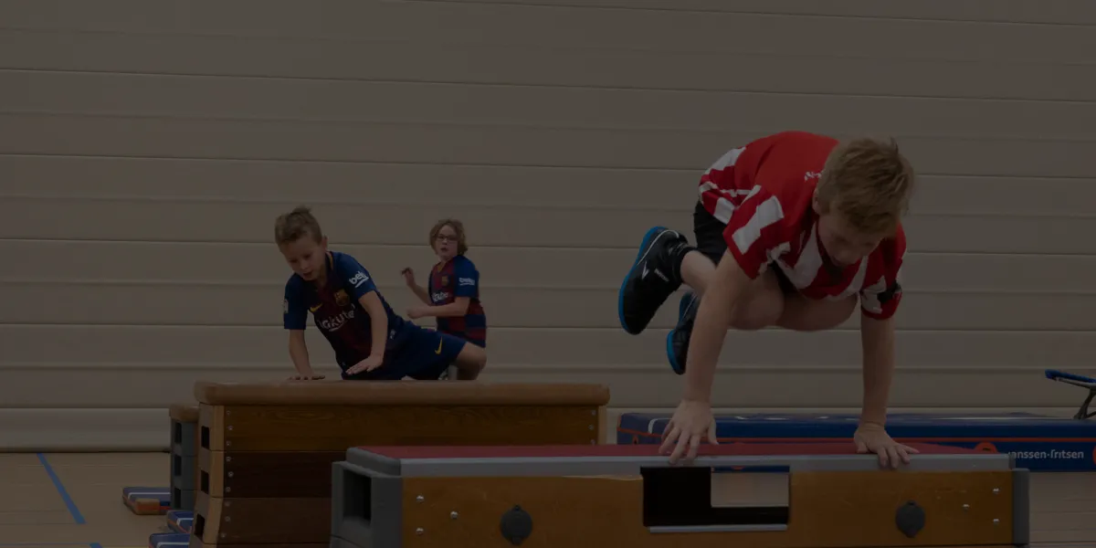 Kind tijdens een begeleide eerste training bij ZERO Freerunning