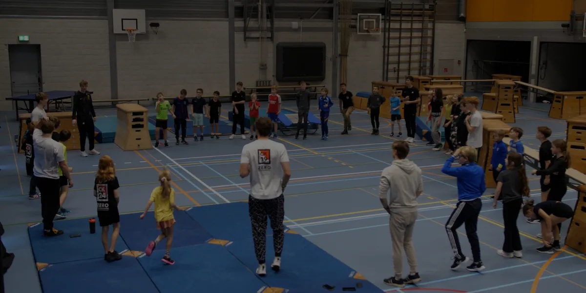 Kind traint veilig onder begeleiding