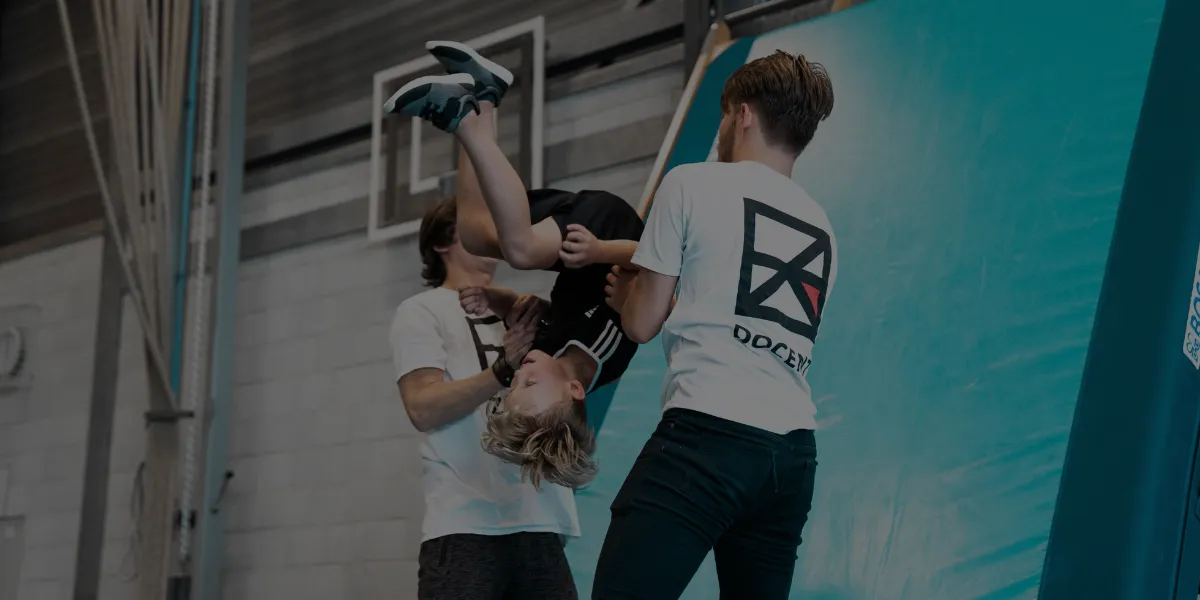 Gevorderde freerunner traint techniek